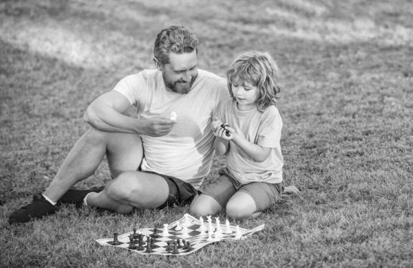 Tutoría Papá Niño Juegan Juego Lógica Padre Hijo Jugando Ajedrez —  Fotos de Stock