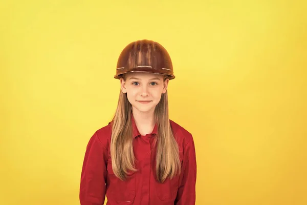 Sorrindo Adolescente Criança Capacete Construtor Fundo Amarelo — Fotografia de Stock