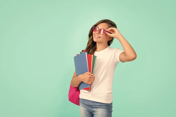 Sırt Çantası Güneş Gözlüklü Mutlu Çocuk Okulda Okumaya Eğitime Hazır — Stok fotoğraf