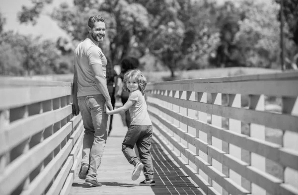 Pai Feliz Divertindo Com Seu Filho Andando Livre Paternidade — Fotografia de Stock