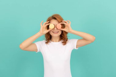 Komik kadın mavi arka planda tatlı Fransız kurabiyesi tut..