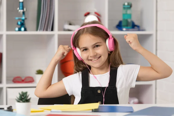 Niño Feliz Escuchar Música Auriculares Aula Escuela Felicidad — Foto de Stock