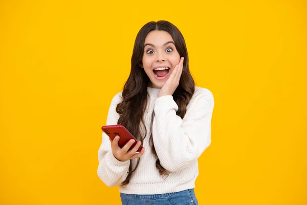 Spännande Tonåring Flicka Använda Smart Telefon Dela Sociala Medier Chatta — Stockfoto