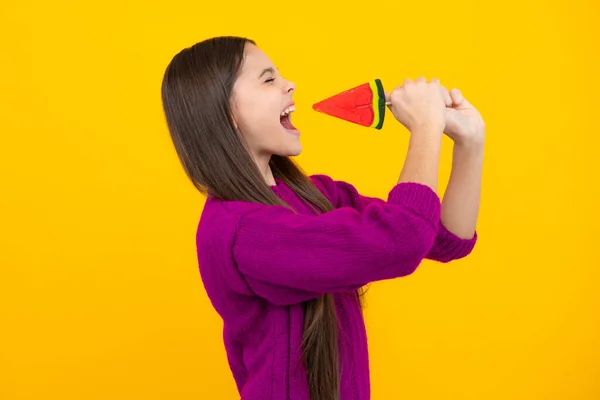 Komik Surat Genç Kız Sarı Arka Planda Lolipop Karamel Tutuyor — Stok fotoğraf