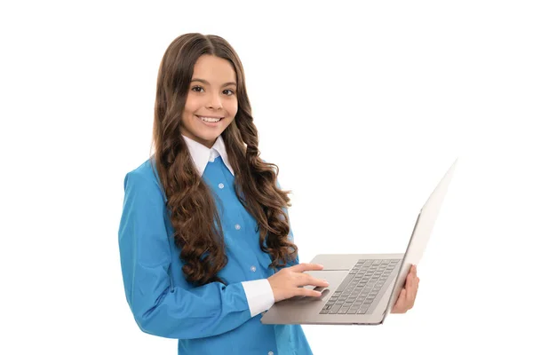 Szczęśliwy Portret Dziecko Długie Kręcone Włosy Pracy Online Laptopie Odizolowany — Zdjęcie stockowe