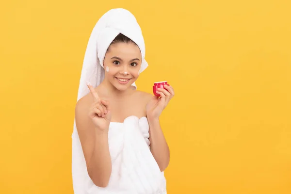 Menina Adolescente Feliz Toalha Banho Aplicando Creme Facial Espaço Cópia — Fotografia de Stock