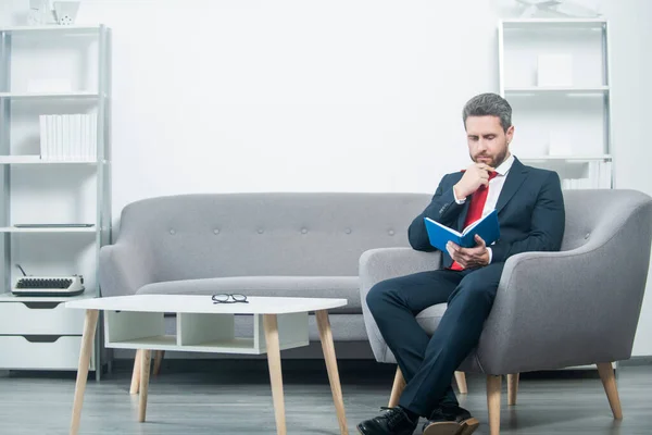 Pondering Mature Businessman Suit Sit Office Planner — Stock Photo, Image
