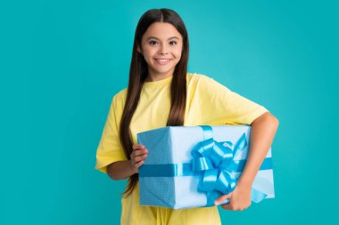 Hediye kutusu olan ergen bir çocuk. Tatil hediyesi. Mutlu yıllar, Sevgililer Günü, Yeni Yıl ya da Noel. Çocuk hediye kutusunu tut. Mutlu kız yüzü, pozitif ve gülümseyen duygular
