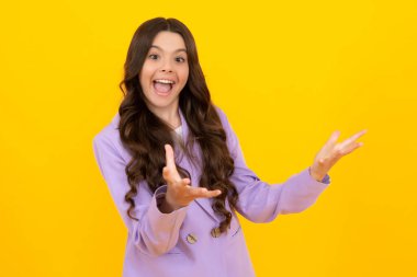 Başarılı genç kız portresi. Güzel beyaz ergen bağırıyor, başarıyı sevinçle kutluyor. Şaşırmış bir genç. Heyecanlı genç kız