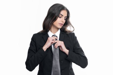 Takım elbiseli ve kravatlı iş kadını. Kendine güvenen bir kadın girişimci. İş kadını doğru kravat, iş toplantısı için hazırlanın. Kadın ofis çalışanı, başarılı menajer.