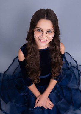 Mutlu yüz, pozitif ve gülümseyen genç kız duyguları. Küçük bir kız çocuğu. 12,13 yaşında, 14 yaşında. Tecrit edilmiş bir geçmişi var. Çocuk stüdyo resmi. Duygusal çocukların yüzü