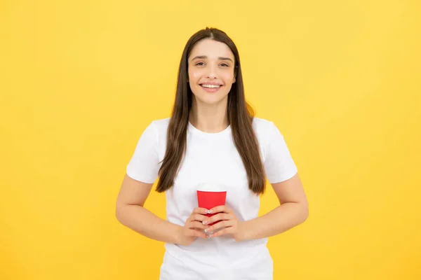 Mutlu Kız Kahveyi Seviyor Sarıda Izole Edilmiş Neşeli Genç Bayan — Stok fotoğraf