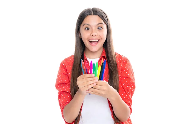 Retrato Adolescente Emocionada Chica Escuela Con Lápices Colores Aislados Sobre —  Fotos de Stock