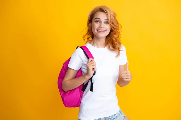 Pastel Sarısı Arka Planda Sırt Çantalı Eğlenceli Genç Kız Üniversite — Stok fotoğraf