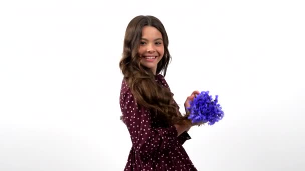 Feliz Girando Chica Adolescente Pelo Largo Rizado Mantenga Flores Silvestres — Vídeo de stock