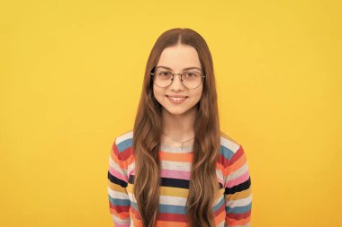 Görüş keskinliği. Görme. Vizyon düzeltmesi. Göz sağlığı. Optik göz merceği. Okula dönüyorum. Bilgi ve eğitim. Uzun saçlı çocuk inek gibi görünüyor. Akıllı çocuk. Gülümseyen genç kız gözlüklerinden bak..