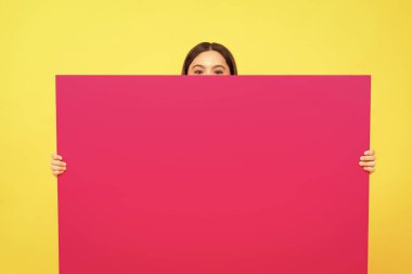 Terfi ve yaratıcılık için bir yer. Pazarlama tasarımın. Reklam pankartlı genç kızı saklıyorum. Çocuk duyuru yapıyor. Kağıt çarşafın arkasındaki çocuk. Yararlı bilgi için alanı kopyala.