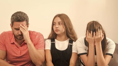 Ebeveyn hakları. Anne ve baba arasındaki çocuk. Aile terapisi. Çocuklu ebeveynlerin sorunları var. Anne, baba ve kızı. Hayat sigortası ve evlat edinme. Ebeveynlik.