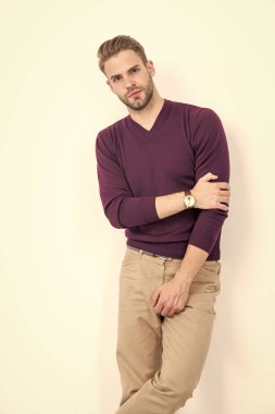 Erkek manken rahat kıyafetler giyer. Beyaz, modaya uygun rahat kıyafetler giyer..