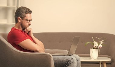 Sosyal ağ ve web günlüğü. İş bilgisayarı iletişimi. Modern teknoloji. e-postayı kontrol et Gözlüklü serbest çalışan bir adam internette blog yazıyor. Psikolog hatta. Günlük için dizüstü bilgisayar kullanan adam.