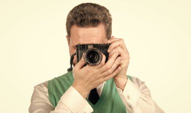 Profesyonel kameralı fotoğrafçı beyaz, fotoşopta izole edilmiş..