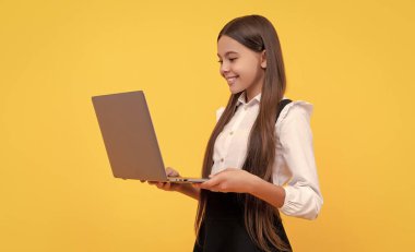 Çevrimiçi eğitimde webinar. Okula dönüyorum. Modern iletişim. e-postayı kontrol et Mutlu çocuk çalışmaları internette. Bilgisayarda okul blogu yazıyorum. Video dersindeki çocuk. Genç kız blog yazmak için dizüstü bilgisayar kullanıyor.