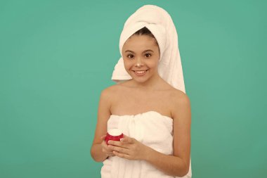 Güzellik kozmetiği. Temizleme fırçası. başvuruyorum. Gençler için kozmetik ürünler sunuyorum. Çocuk yüz kremi kullanıyor. Gülümseyen kız saç maskesi tutuyor. Cilt kremi olan çocuk. Günlük alışkanlık ve kişisel bakım. Cilt güzelliği