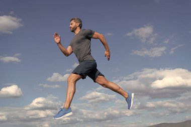 Dayanıklılık ve dayanıklılık. Koşucu. Meydan okuma ve rekabet. Sporcu sporcu kazanmak için hızlı koşar. Antrenman aktivitesi. sağlıklı bir adam koşuyor. Spor giyim bölümündeki adam. Enerji dolu. Özgürlüğü hisset. maraton hızı.