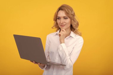 e-postayı kontrol et Serbest çalışan bir kadının blog 'unu internete koymayı düşünüyorum. kopyalama alanı. İş kadını blog yazmak için dizüstü bilgisayar kullanıyor. Sosyal ağ ve web günlüğü. İş bilgisayarı iletişimi. Modern teknoloji. internet erişimi