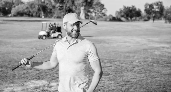 Blij Man Man Groen Gras Zomeractiviteit Professionele Sport Buiten Mannelijke — Stockfoto