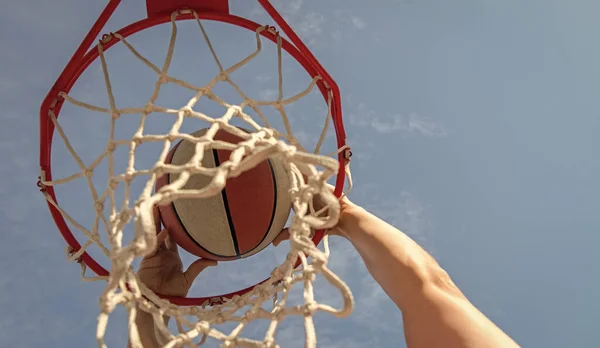 Homem Dunking Bola Basquete Através Anel Líquido Com Mãos Esporte — Fotografia de Stock