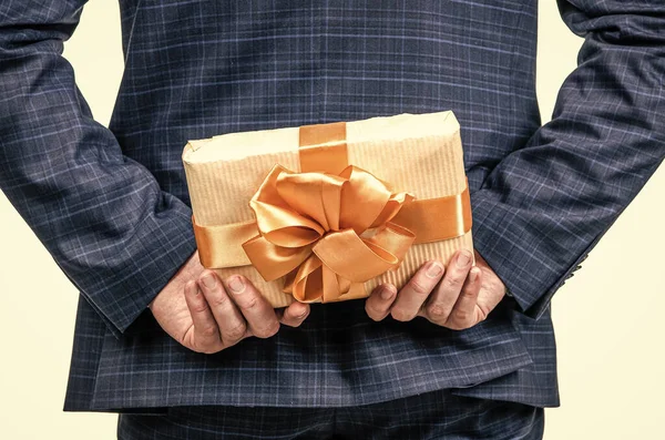 Ετοιμάζω Μια Έκπληξη Επιχειρηματίας Που Κρατάει Κουτί Δώρου Εταιρικό Δώρο — Φωτογραφία Αρχείου