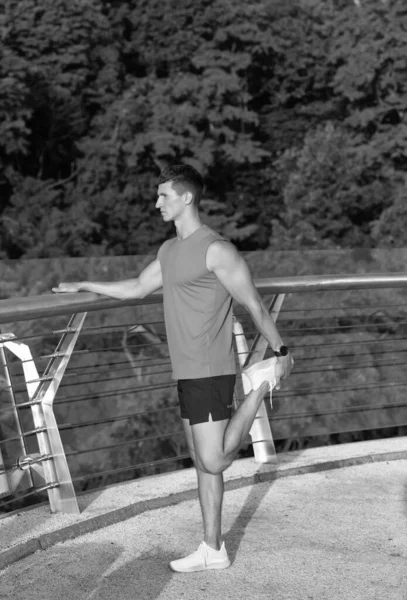 Τεντώνομαι Μετά Την Προπόνηση Αθλητής Πιάσε Τον Αστράγαλο Χέρι Στέκεται — Φωτογραφία Αρχείου
