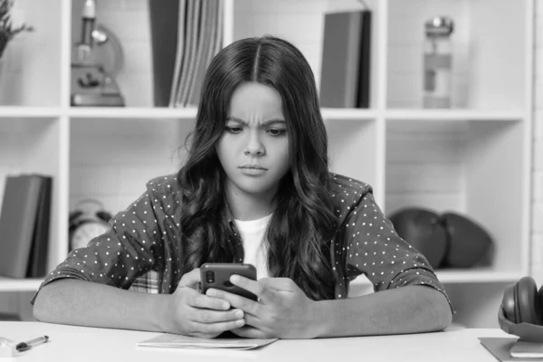 Nowoczesna Technologia Komunikacji Poważne Nastolatek Dziewczyna Blogger Używać Smartfona Powrotem — Zdjęcie stockowe