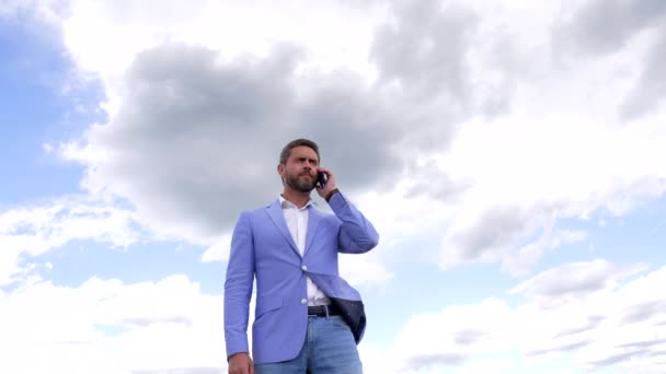 Gerente Irritado Terno Formal Começar Gritar Balançando Punho Telefone Celular — Vídeo de Stock