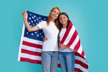 Amerikan bayrağı taşıyan anne ve kız çocuğu. ABD 4 Temmuz 'u kutluyor. Bağımsızlık Günü. Vatansever Amerikan bayramı konsepti