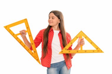 Ölçme ve ölçme. Çocuk eğitimi. Matematik. Gülümseyen genç kız üçgen cetvel tutuyor. Okula dönüyorum. Cebir ve geometri. Çocuk matematik okuyor. Boyutunu ölçün. trigonometri sayfası.