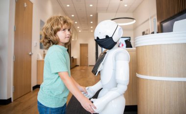 Çocuk robotla yenilikçi teknoloji ve iletişim gibi etkileşim içinde..