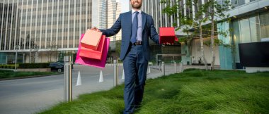 Boks günü. Elinde hediye kutusu olan kırpılmış bir adam. Girişimci doğum günü hediyesi taşır. Adam alışveriş torbalarını tutuyor. Erkekler günü. Elinde paketler olan kırpılmış bir iş adamı. Satış ve indirim. Ona sürpriz yapacağım. Sevgilim ol..