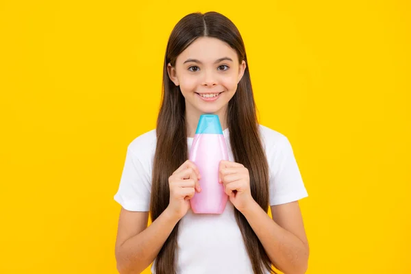 Tonåring Barn Flicka Visar Flaska Schampo Balsam Eller Dusch Gel — Stockfoto