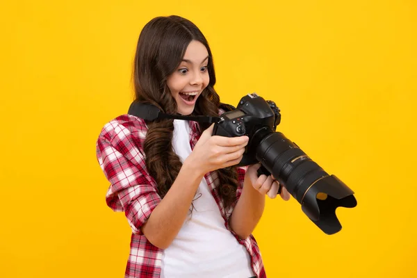 Verbazingwekkende Tiener Tiener Meisje Met Dslr Fotocamera Met Zoomlens Kinderfotograaf — Stockfoto