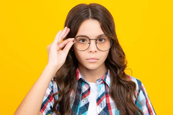 Retrato Criança Adolescente Óculos Miúdo Vista Dos Olhos Menina Segurando — Fotografia de Stock