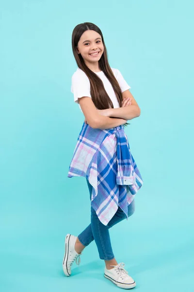 Adolescente Menina Roupas Casuais Posando Isolado Fundo Azul Estúdio Conceito — Fotografia de Stock