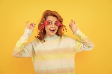 Kırmızı kalpli komik kızıl kızın sarı arka plana yapışmasına sevindim. 14 Şubat.