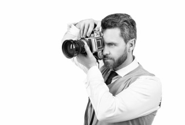 Erkek fotoğrafçı. kopyalama alanı. Adam fotoğraf çekiyor. Elinde fotoğraf makinesi olan adam. Amatör ve profesyonel fotoğrafçılık. Çekimler beyaza izole edildi. Fotoşop. Fotoğraf işi. resim çekmek..