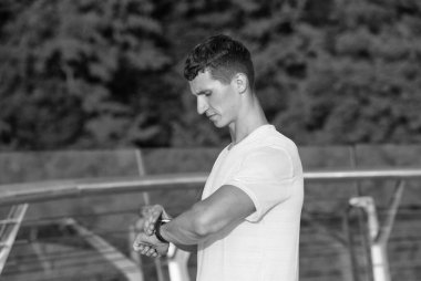 Sonuçlarını analiz ediyorum. Antrenmandan sonra nöbet saatini kontrol et. Egzersiz zamanı. Spor zamanlaması. Fiziksel zindelik. Açık hava eğitimi.