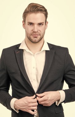 Ben patronum. Patron beyazdan izole edilmiş. Profesyonel iş adamı. İş adamı resmi giysiyi ayarlar. Müdürüm. Formalite içinde profesyonel bir adam. CEO..