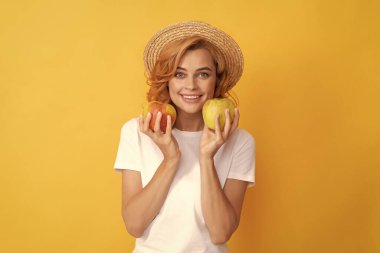 Vitamin ve diyet. Hasır şapkalı kadın sağlıklı yemek yiyor. Gençlik sağlığı. Doğal organik taze elma. sağlıklı bir hayat. diyet ve cilt güzelliği. Diş bakımı. Yemek molası. Detoks. Elma meyveli mutlu kız.