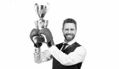 Mutlu boks eldivenleri ve forma giyme şampiyonu kupası beyaz arka planda izole edilmiş, zafer.