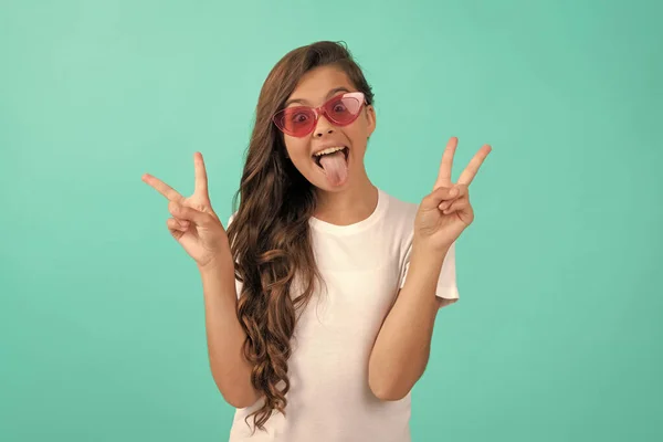 Engraçado Adolescente Menina Longo Cabelo Encaracolado Óculos Sol Estilo Casual — Fotografia de Stock